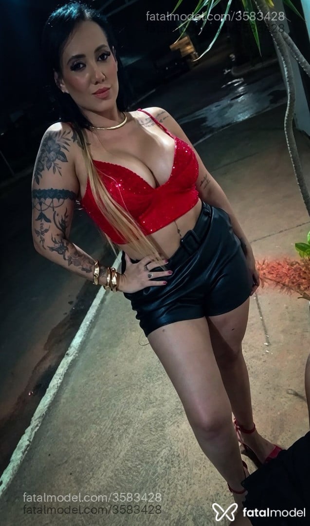 Acompanhante mulher morena (o) de olhos pretos - Victoria Novaes