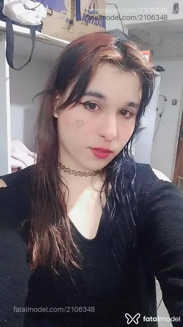 Acompanhante mulher trans com cabelo colorido de olhos castanhos - Mina