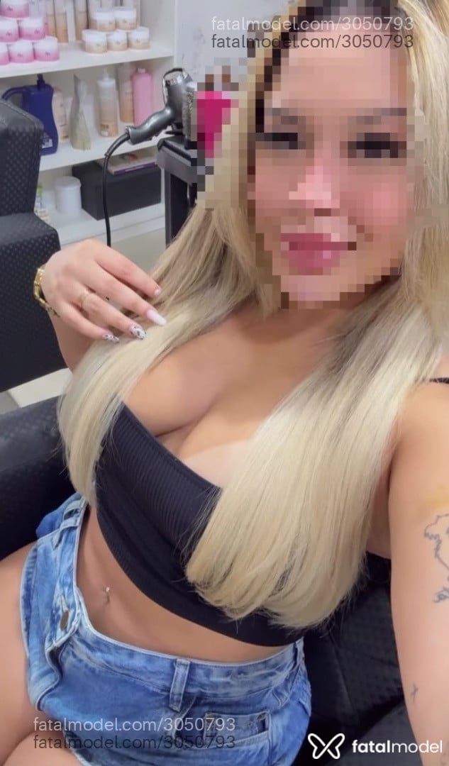 Acompanhante mulher loira (o) de olhos castanhos - Larah