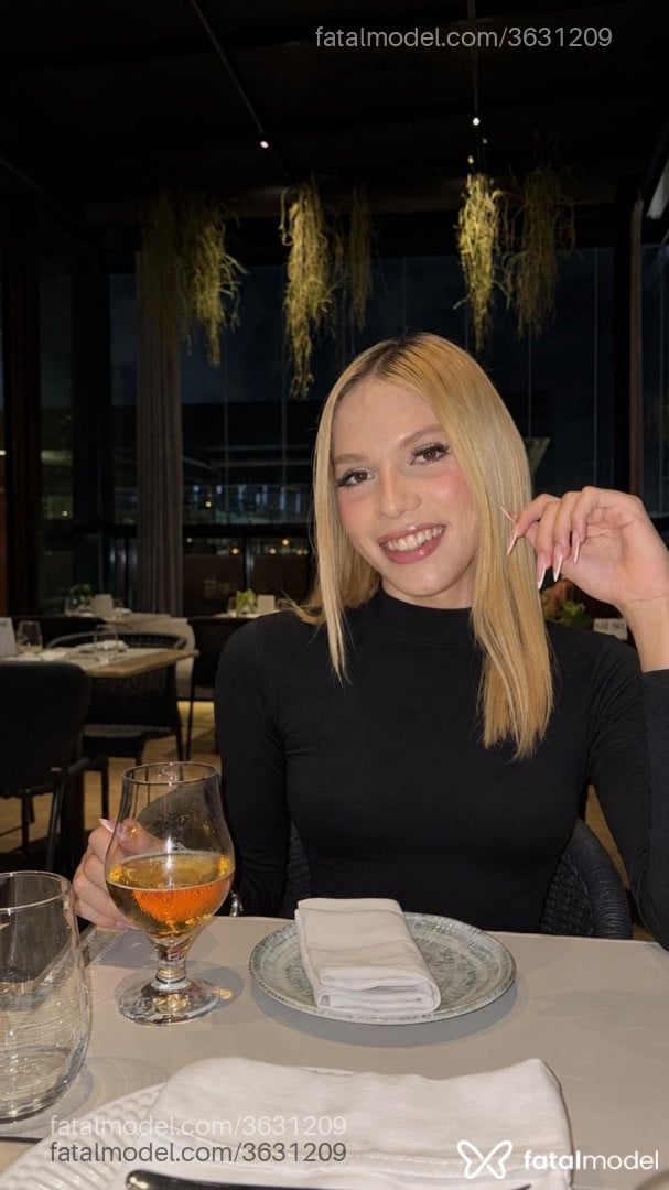 Acompanhante mulher trans loira (o) de olhos castanhos - Angel