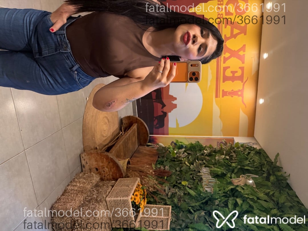 Acompanhante mulher morena (o) de olhos pretos - Bella