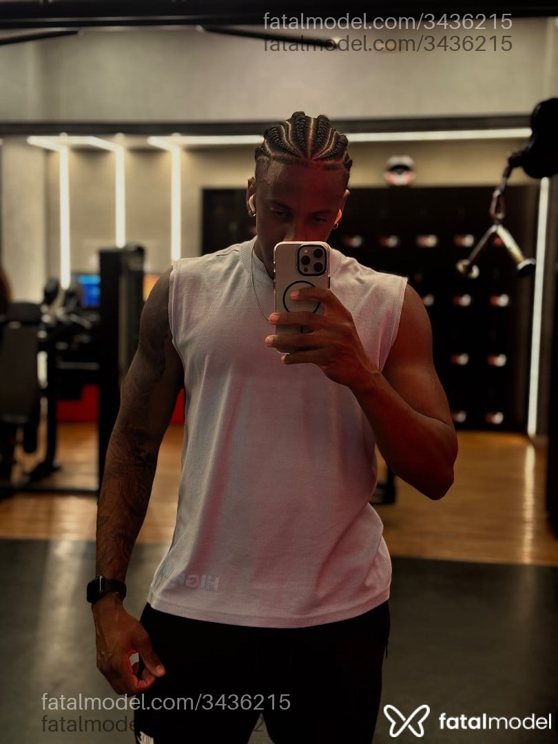 Acompanhante homem com cabelo castanho de olhos pretos - Walace