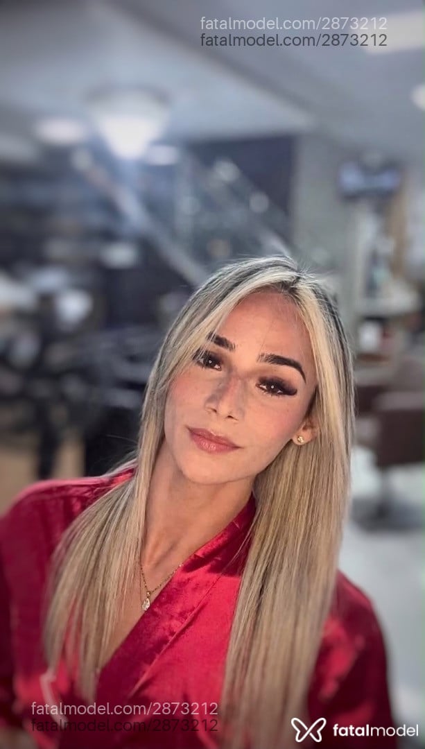 Acompanhante mulher trans loira (o) de olhos castanhos - Sol Valério