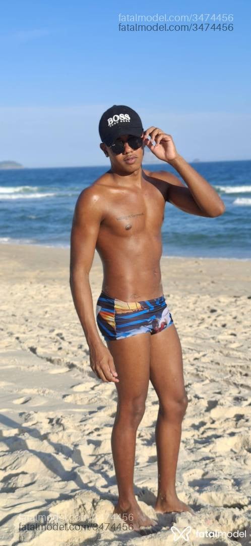 Acompanhante homem sem cabelo de olhos pretos - Henrique Barbosa
