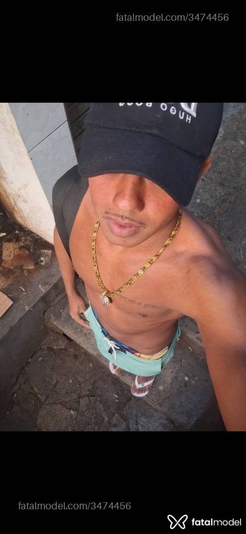 Acompanhante homem sem cabelo de olhos pretos - Henrique Barbosa