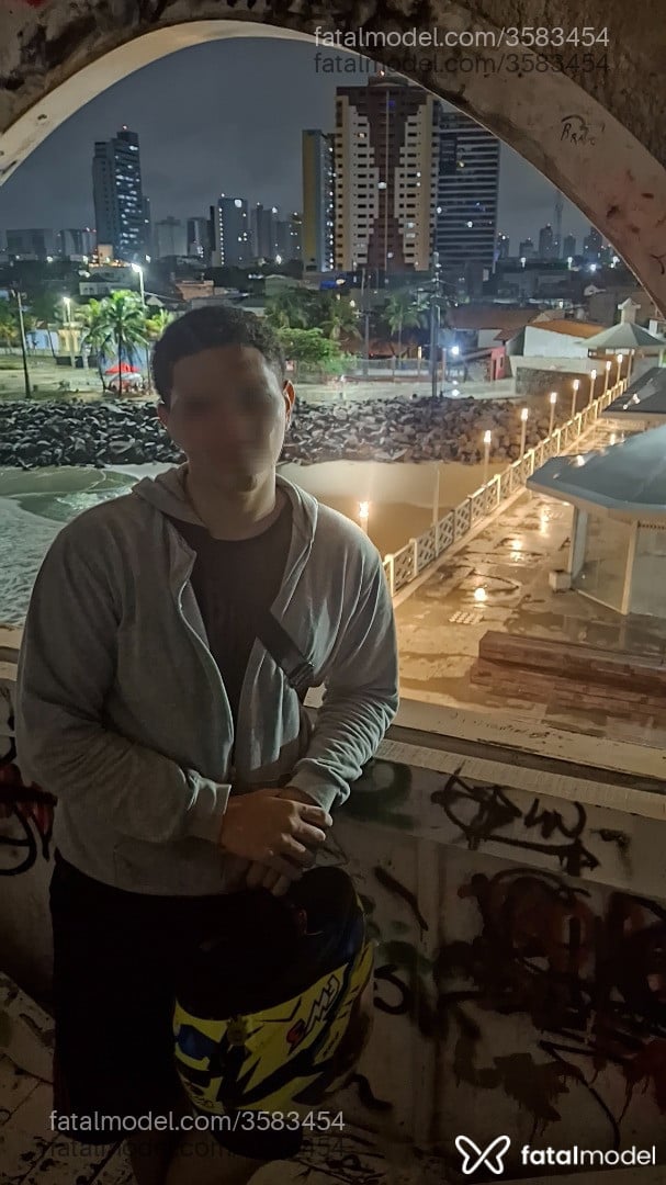 Acompanhante homem com cabelo castanho de olhos pretos - Diego