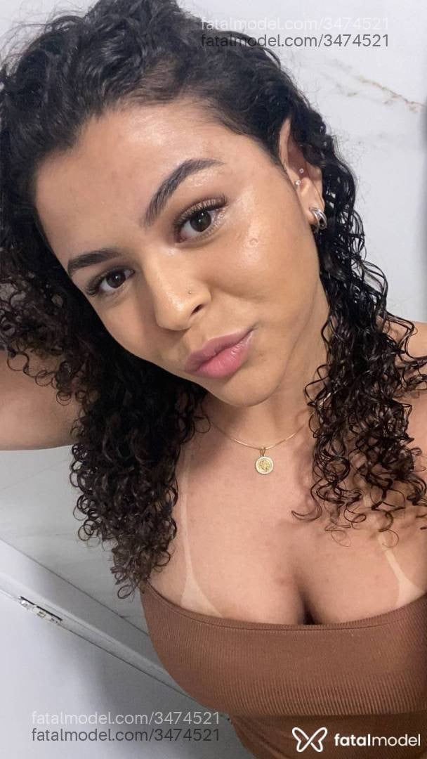 Acompanhante mulher morena (o) de olhos castanhos - Cristal