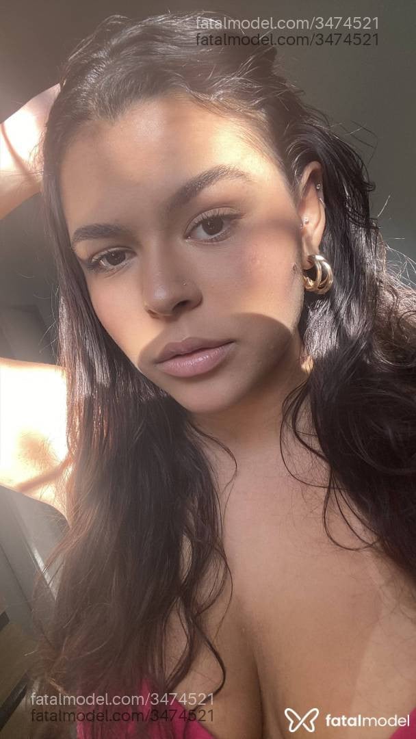 Acompanhante mulher morena (o) de olhos castanhos - Cristal