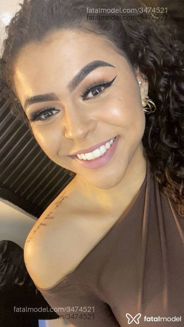 Acompanhante mulher morena (o) de olhos castanhos - Cristal