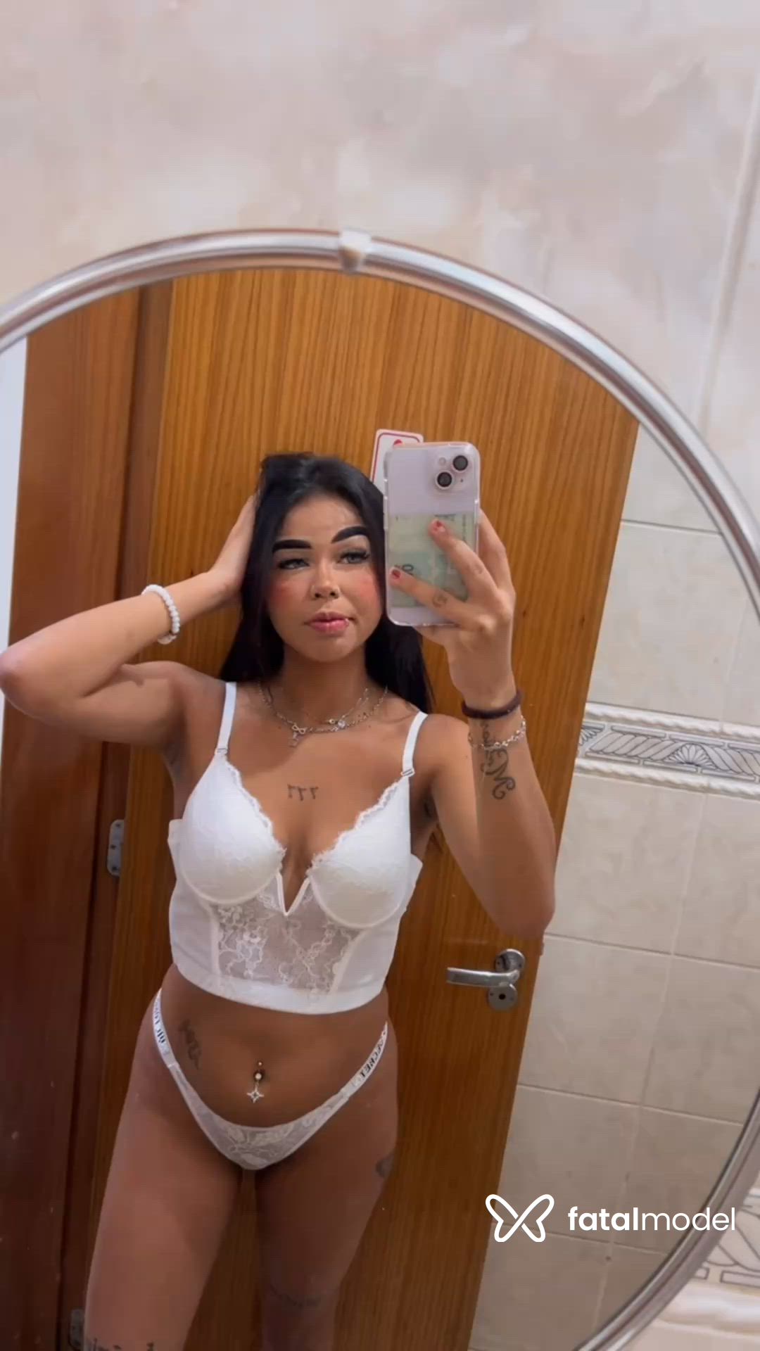 Acompanhante mulher com cabelo castanho de olhos castanhos - Lavinia Acompanhante mulher com cabelo castanho de olhos castanhos - Lavinia