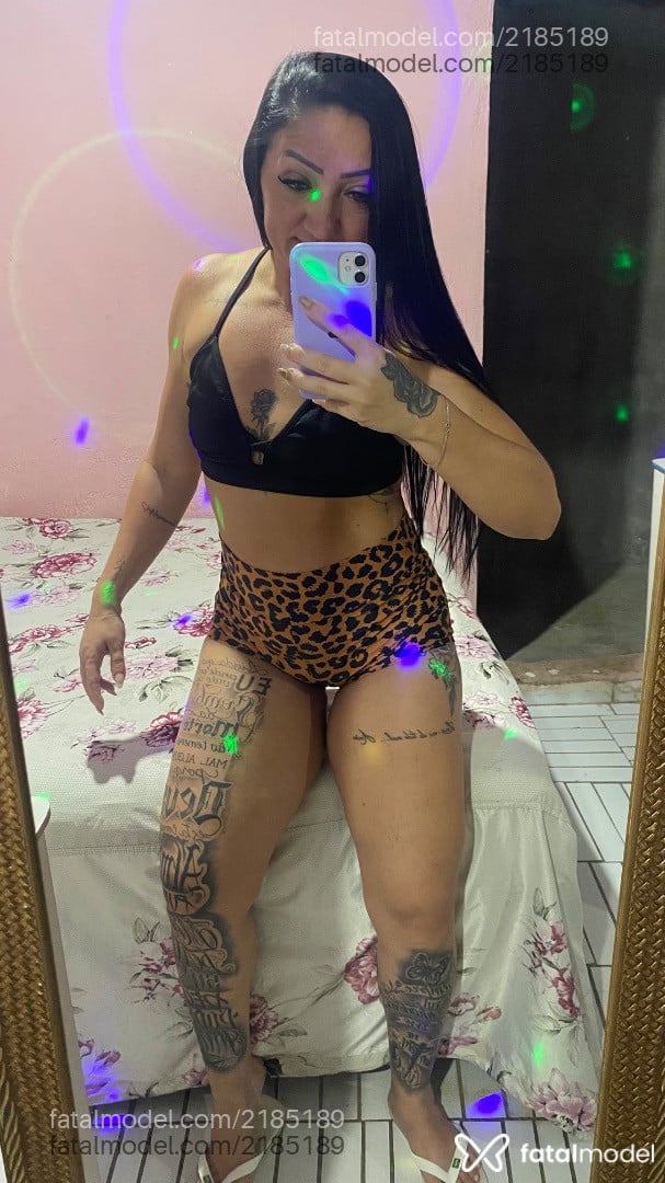 Acompanhante mulher com cabelo colorido de olhos castanhos - Ah Cabulozinha