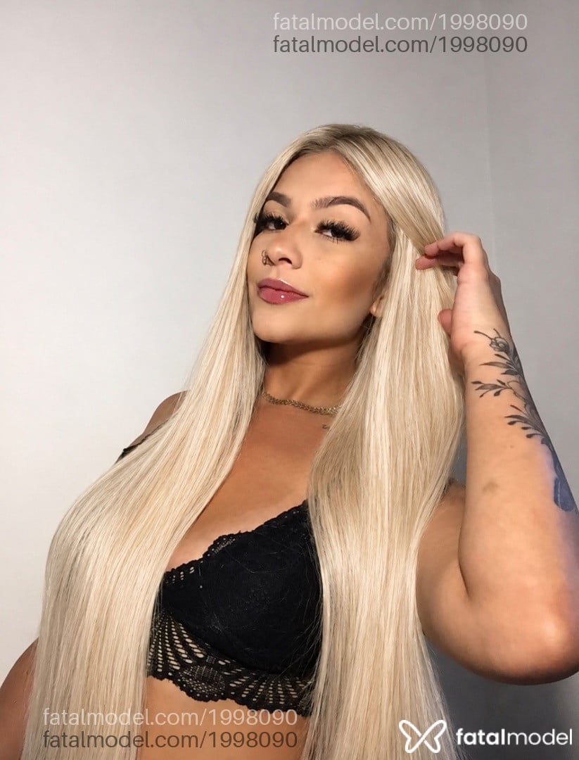 Acompanhante mulher loira (o) de olhos castanhos - Antonella