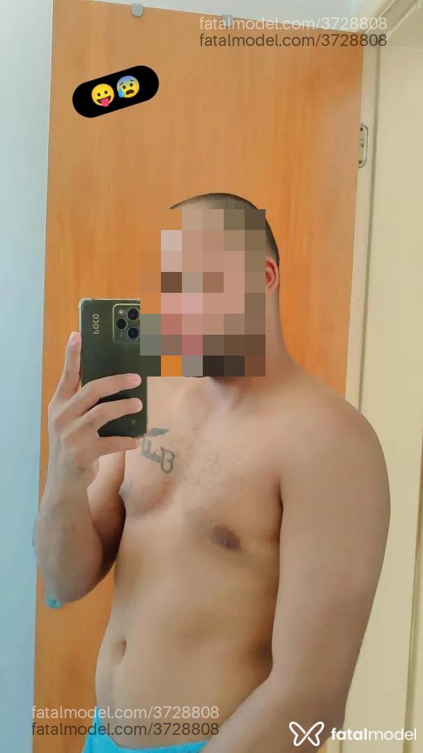 Acompanhante homem com cabelo colorido de olhos pretos - Rodrigo