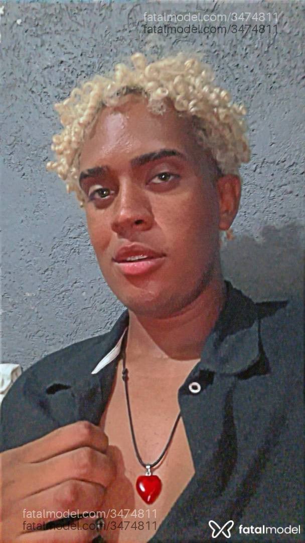 Acompanhante mulher trans loira (o) de olhos castanhos - Ander