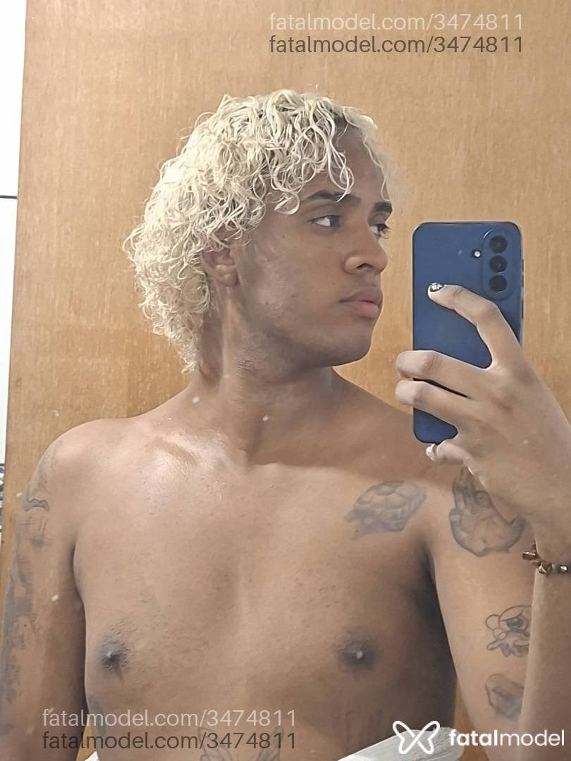 Acompanhante mulher trans loira (o) de olhos castanhos - Ander