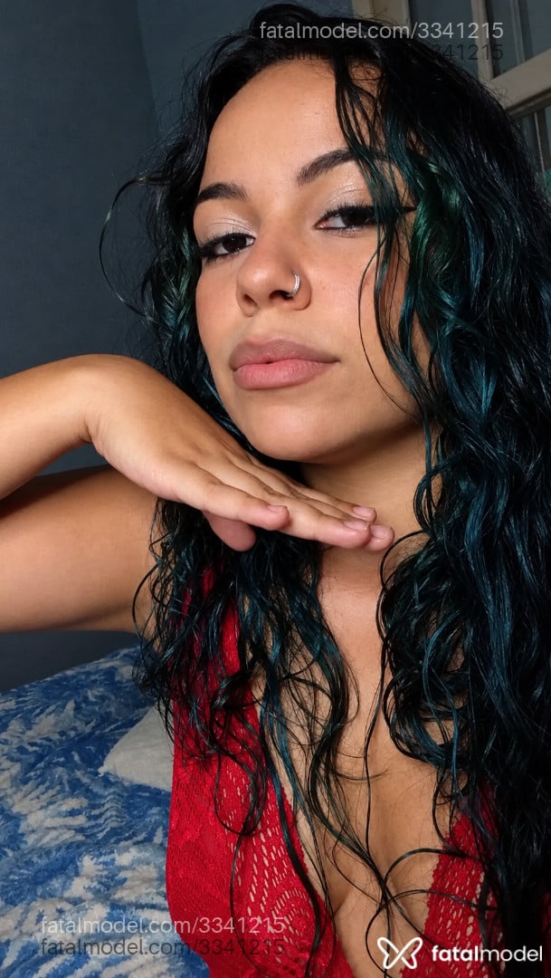 Acompanhante mulher com cabelo colorido de olhos pretos - Jessica