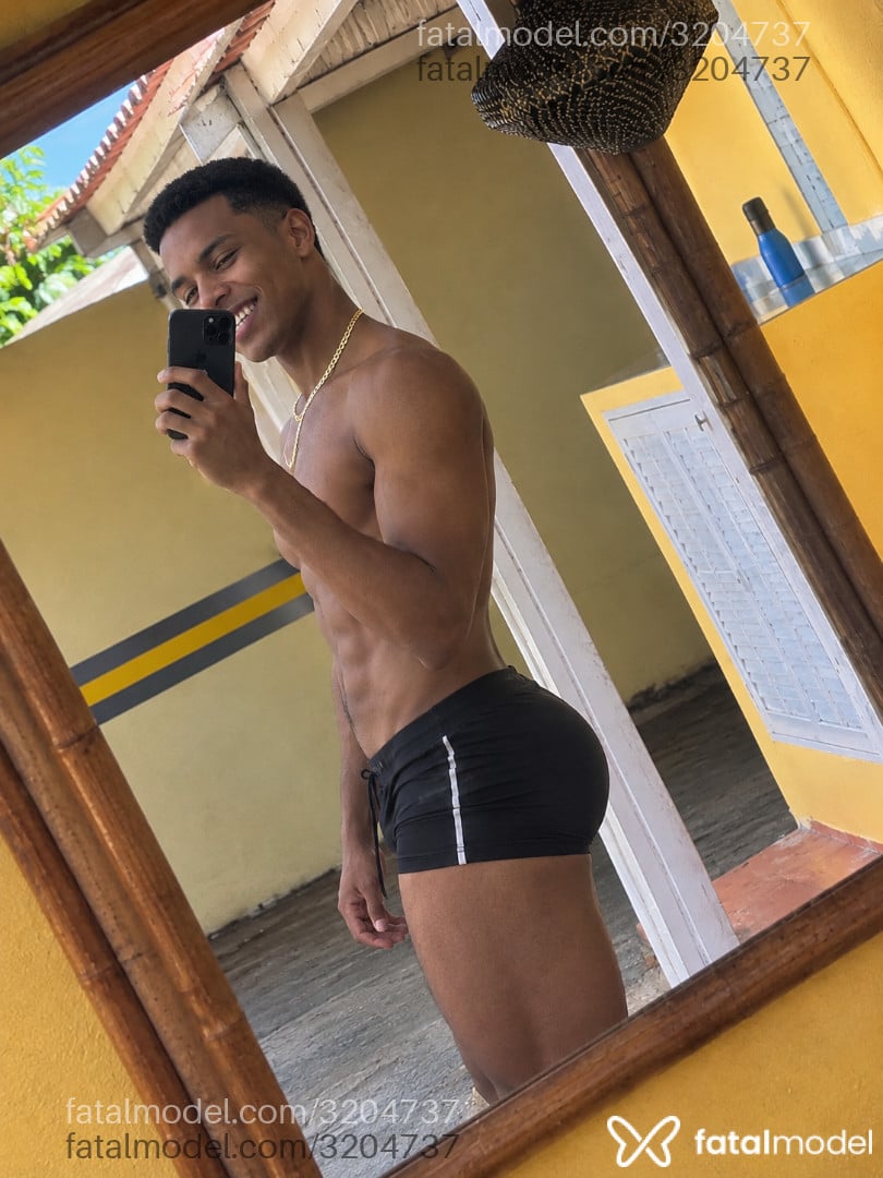 Acompanhante homem morena (o) de olhos pretos - William Wil Acompanhante homem morena (o) de olhos pretos - William Wil