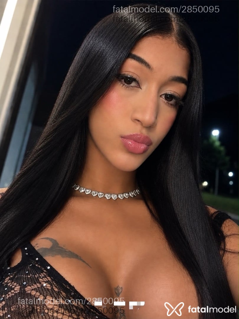 Acompanhante mulher trans morena (o) de olhos castanhos - Karine Santos