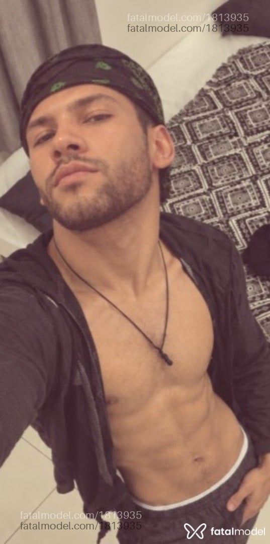 Acompanhante homem com cabelo castanho de olhos castanhos - Leo Vinicius