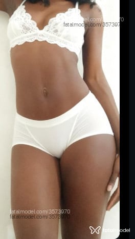 Acompanhante mulher morena (o) de olhos castanhos - Pretinhabombom