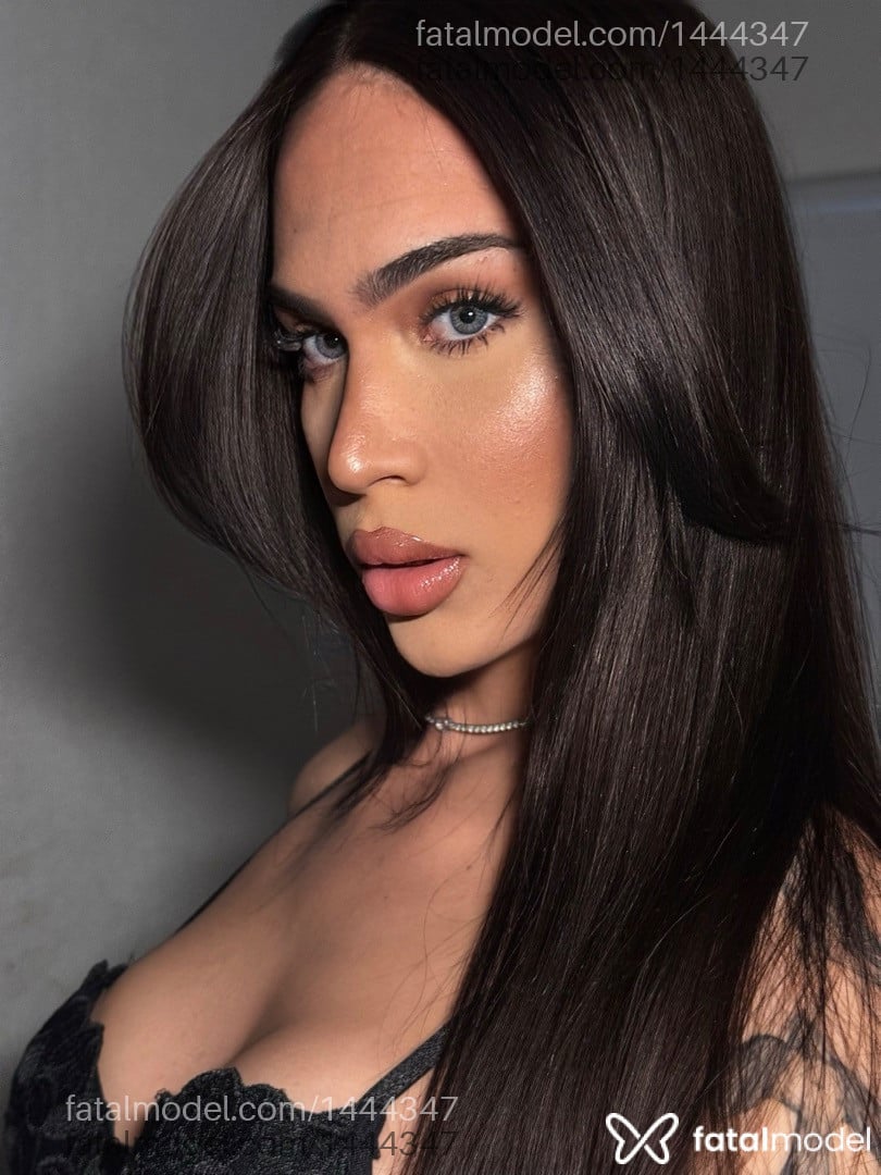 Acompanhante mulher trans com cabelo castanho de olhos mel - Melissa Andrade