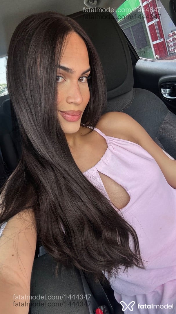 Acompanhante mulher trans com cabelo castanho de olhos mel - Melissa Andrade