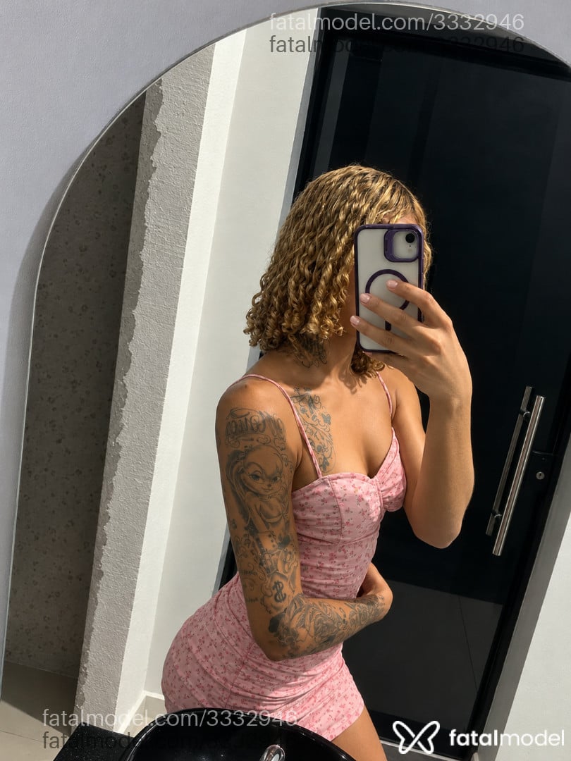Acompanhante mulher trans loira (o) de olhos pretos - Alice