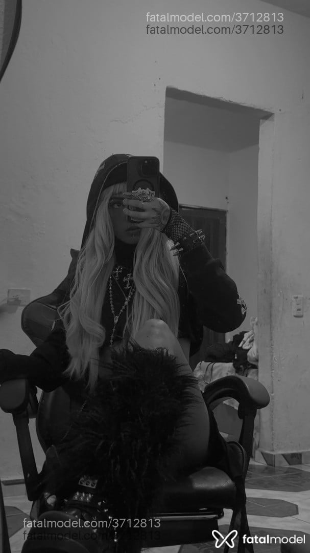 Acompanhante mulher com cabelo colorido de olhos castanhos - Raquel