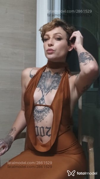 Acompanhante mulher com cabelo colorido de olhos verdes - Lótuz