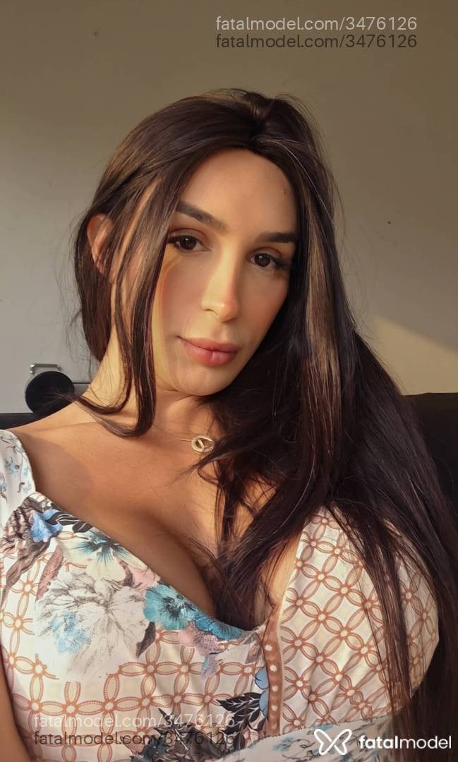 Acompanhante mulher trans morena (o) de olhos castanhos - Lia Becker