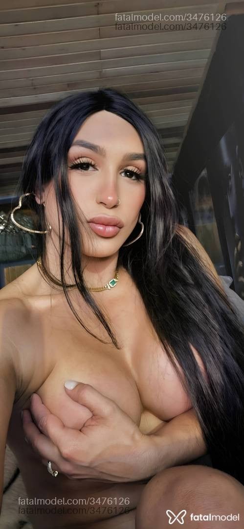 Acompanhante mulher trans morena (o) de olhos castanhos - Lia Becker