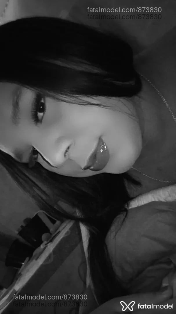 Acompanhante travesti com cabelo castanho de olhos mel - Yara
