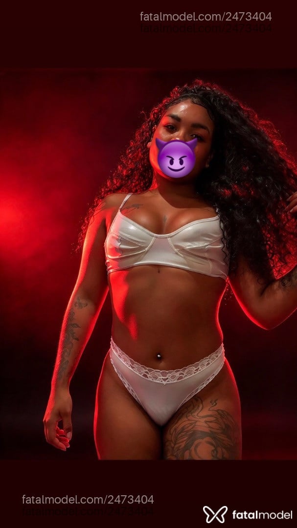 Acompanhante mulher trans morena (o) de olhos pretos - Victoria