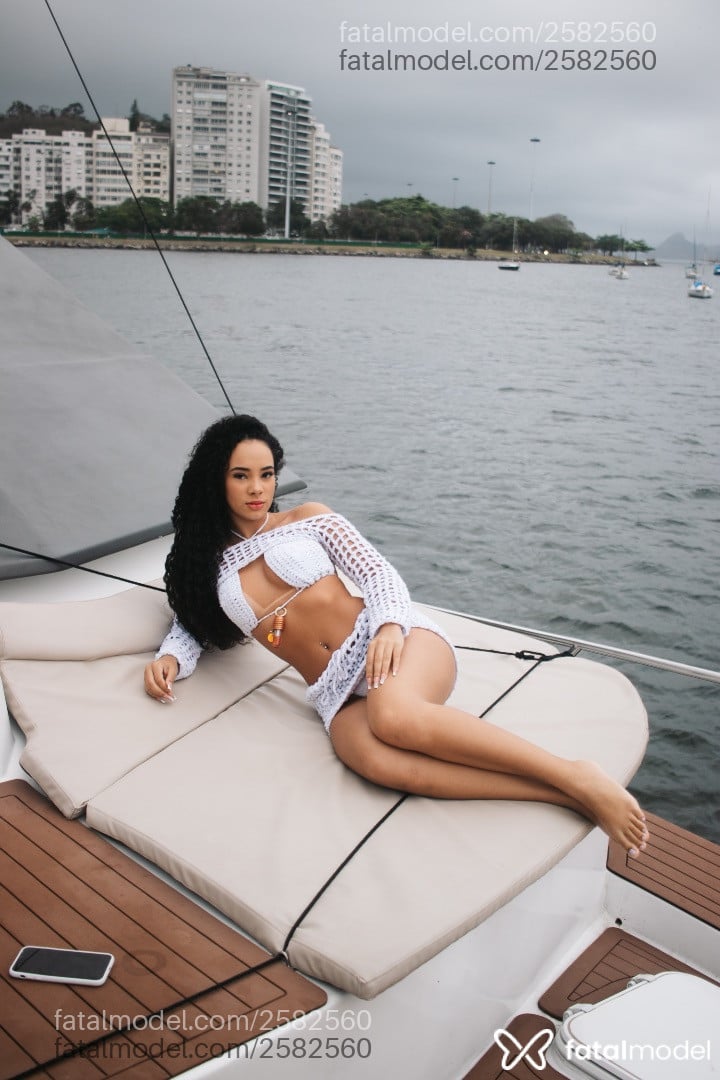 Acompanhante mulher morena (o) de olhos pretos - Larissa