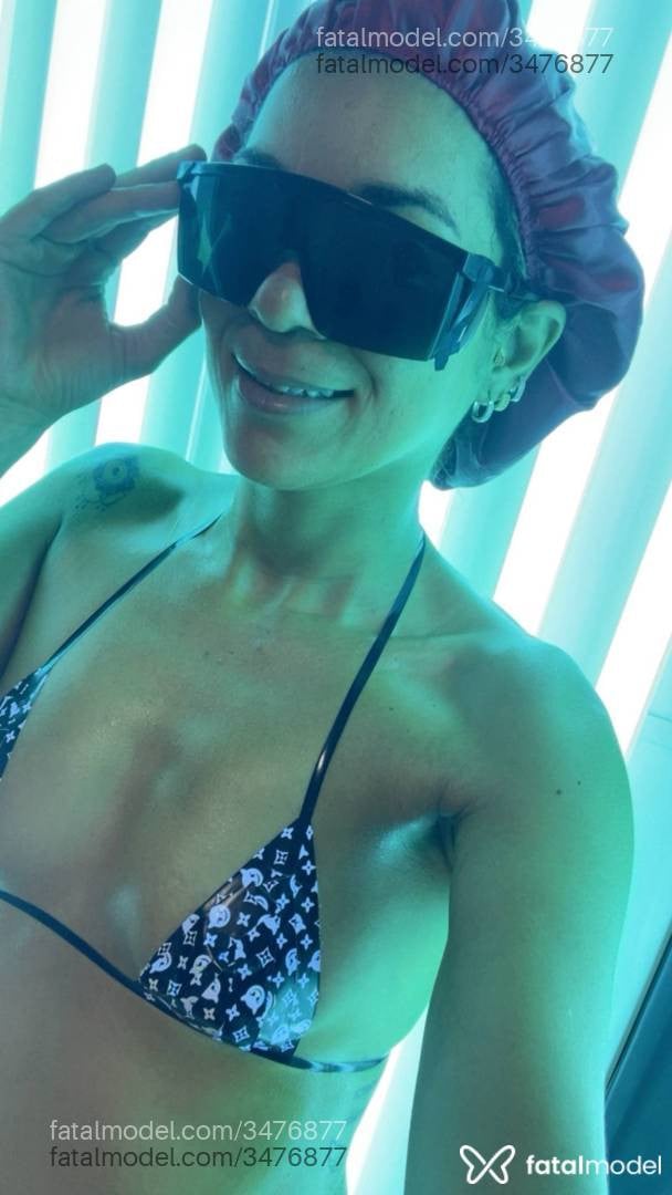 Acompanhante mulher loira (o) de olhos castanhos - Larissa Giménez