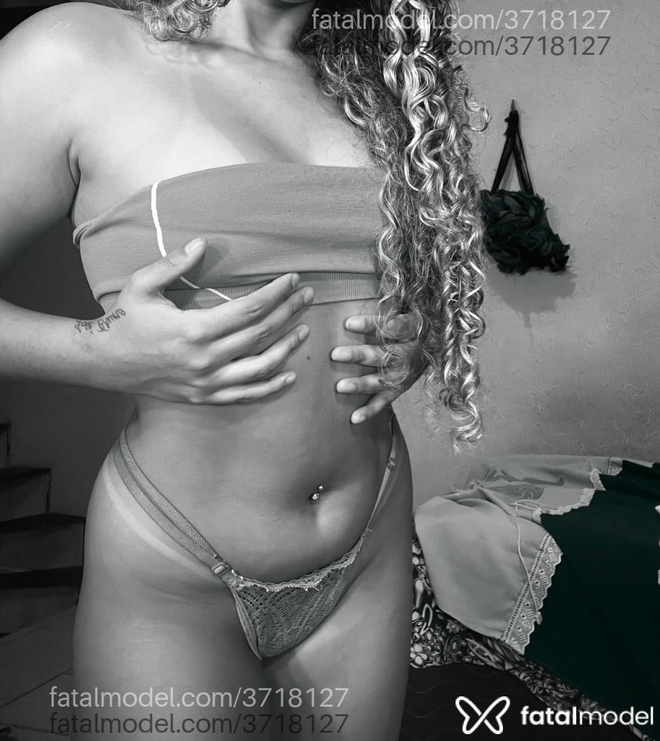 Acompanhante mulher loira (o) de olhos pretos - Lua Moraes