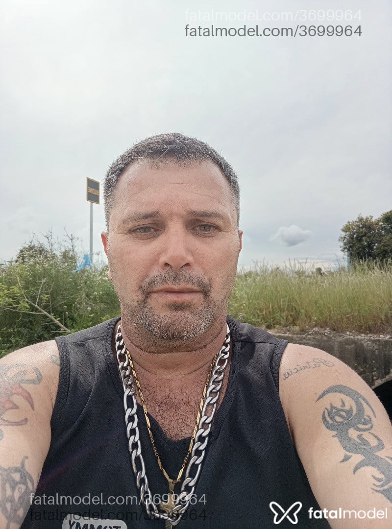 Acompanhante homem com cabelo grisalho de olhos verdes - Pq gondran Gerônim