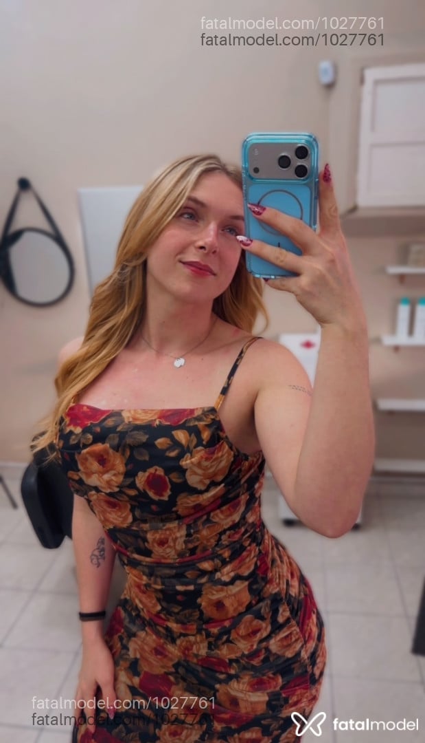 Acompanhante mulher trans loira (o) de olhos azuis - Aika