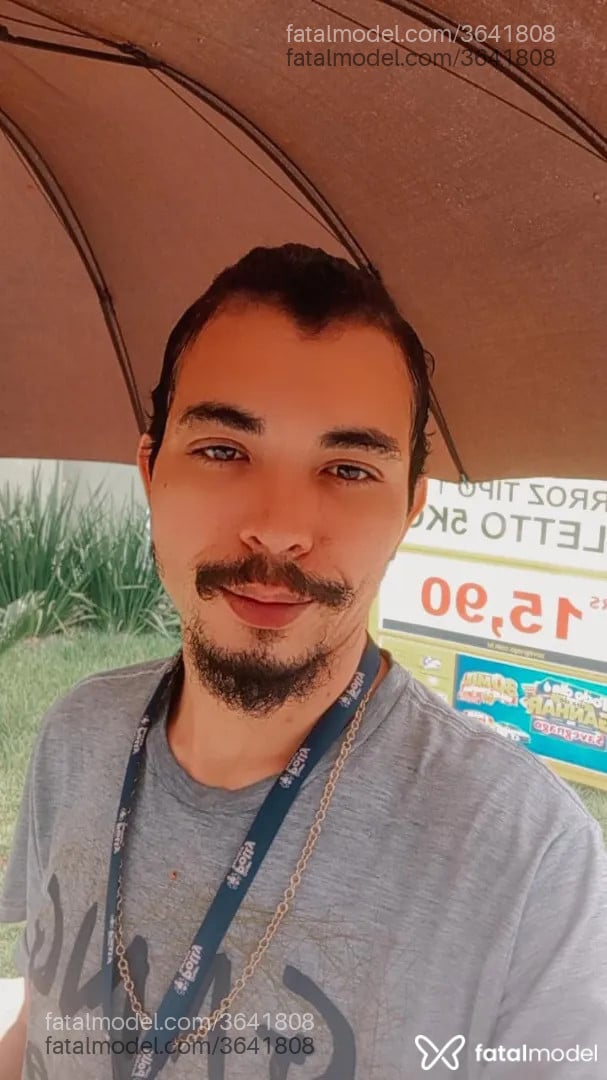 Acompanhante homem com cabelo castanho de olhos castanhos - Tomfripy