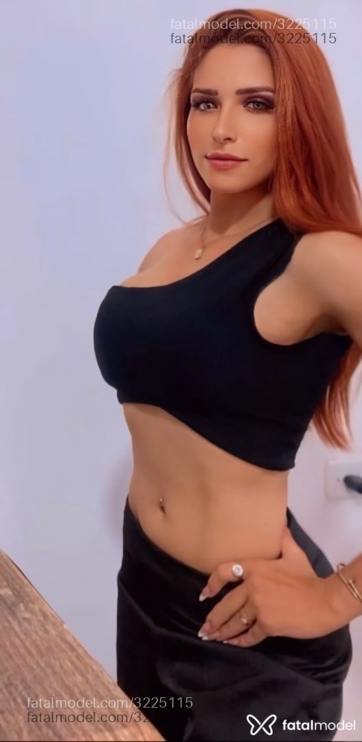 Acompanhante mulher trans ruiva (o) de olhos verdes - Hemily Parker