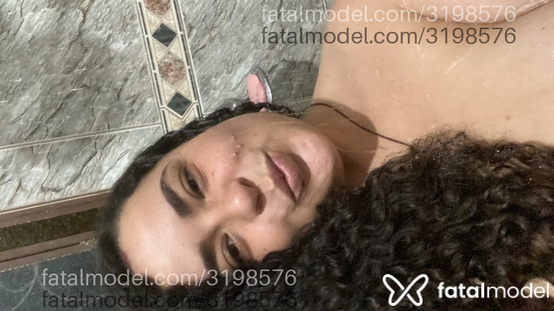 Acompanhante mulher com cabelo castanho de olhos castanhos - Pérola