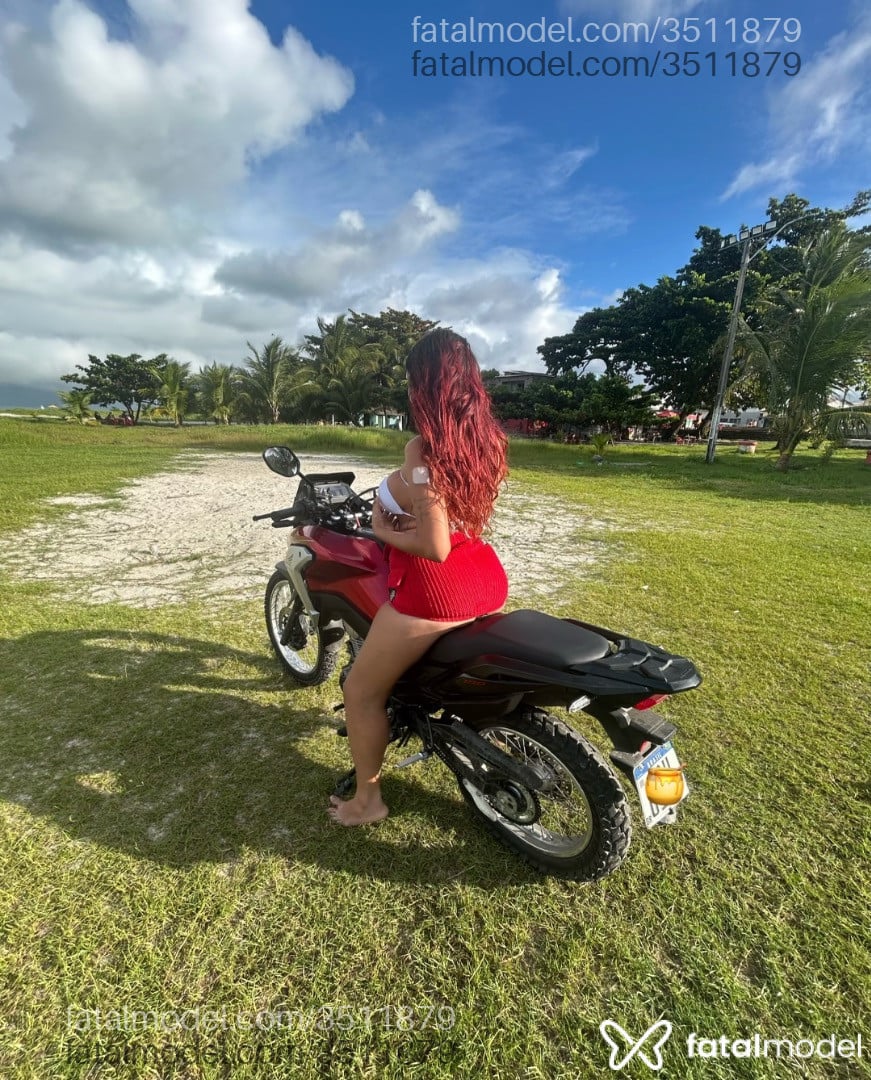Acompanhante mulher trans ruiva (o) de olhos mel - Vitória Melissa