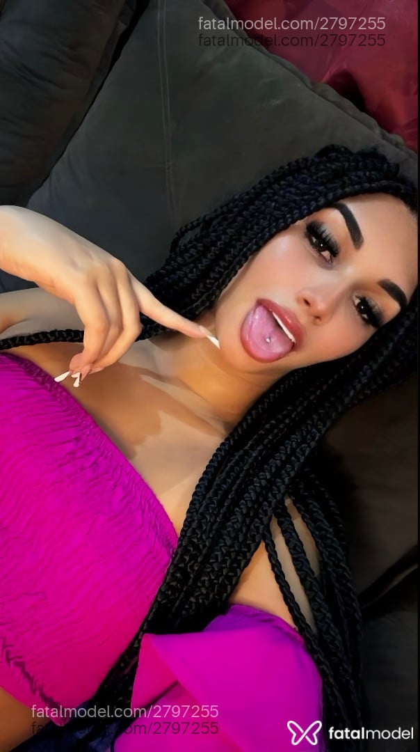 Acompanhante mulher trans morena (o) de olhos pretos - Luanna