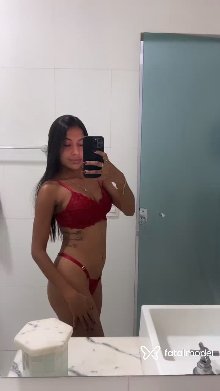 Acompanhante mulher morena (o) de olhos pretos - Larissa Veloso