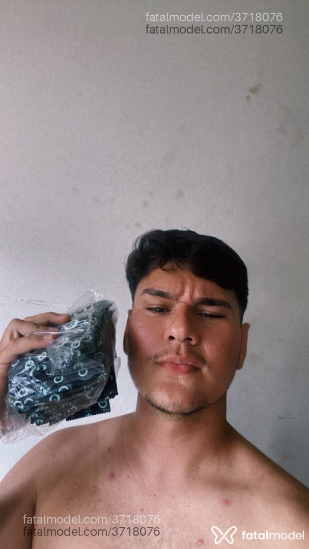 Acompanhante homem com cabelo castanho de olhos mel - Lorim