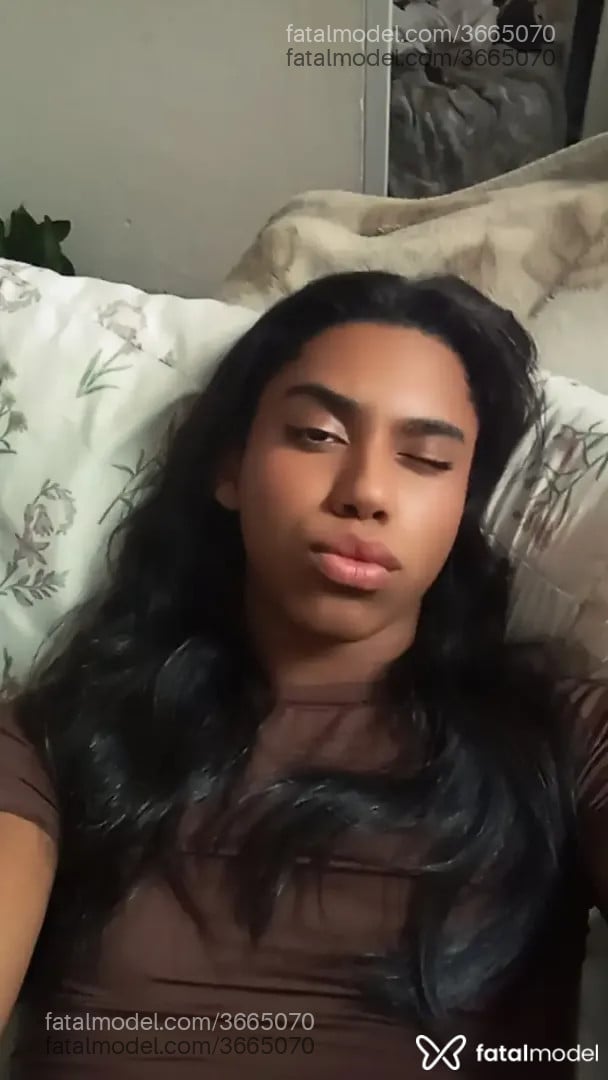Acompanhante mulher trans morena (o) de olhos castanhos - Jade Gold