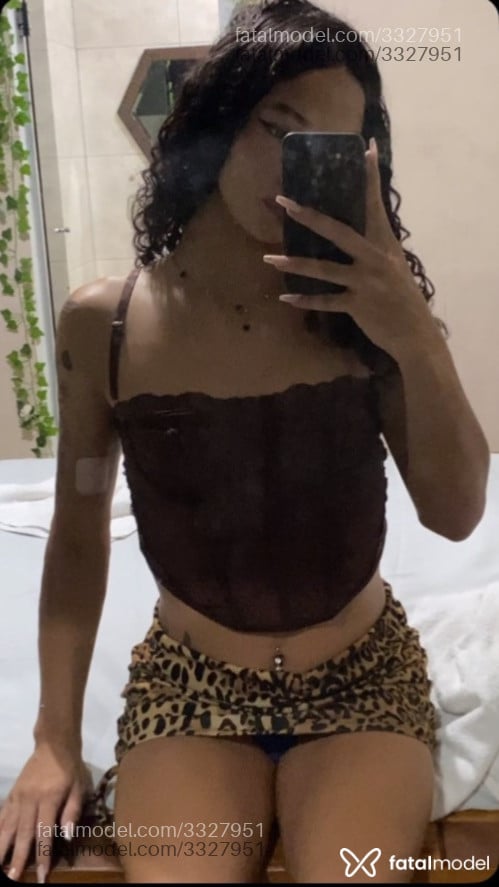 Acompanhante mulher trans morena (o) de olhos castanhos - Yasmin