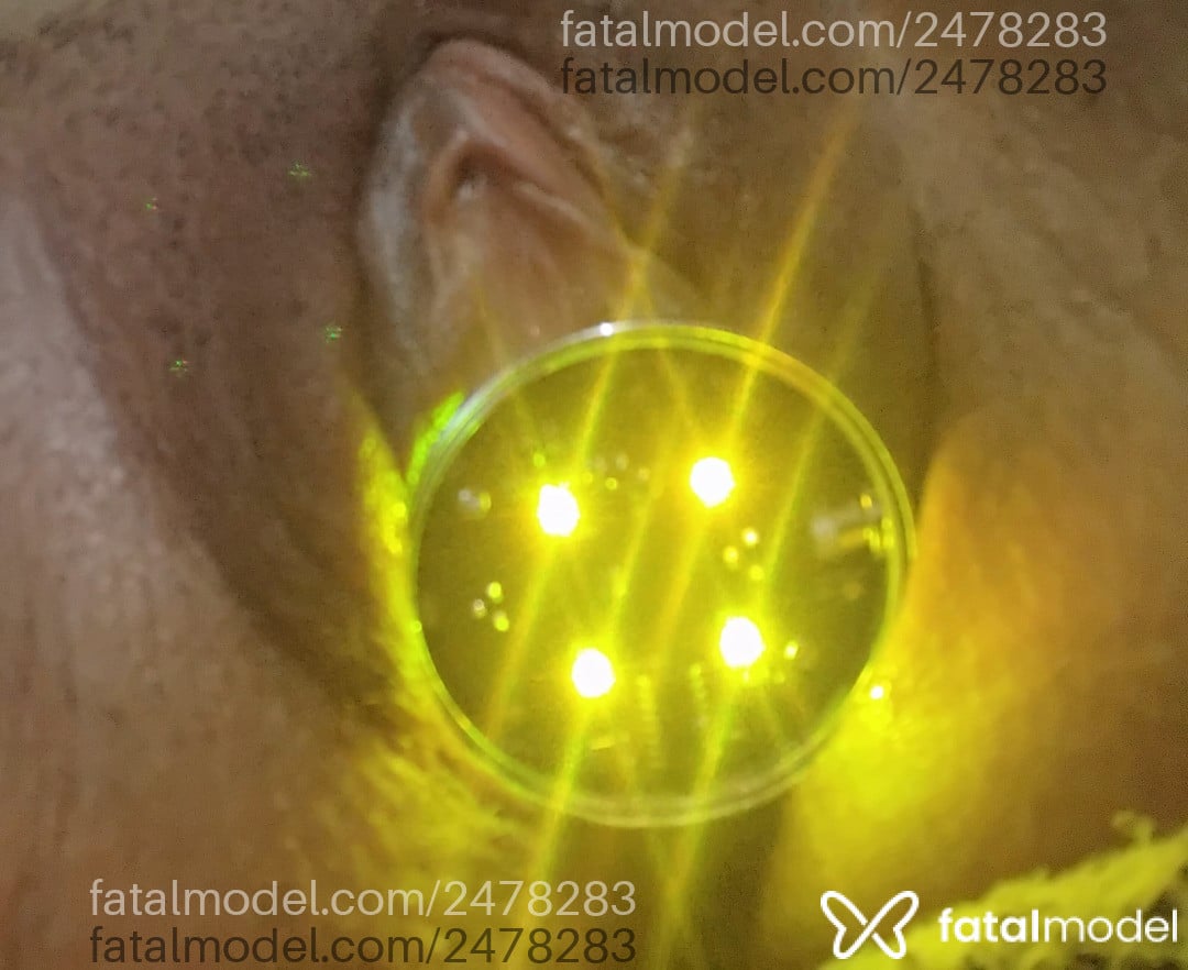 Acompanhante mulher loira (o) de olhos castanhos - Roseli