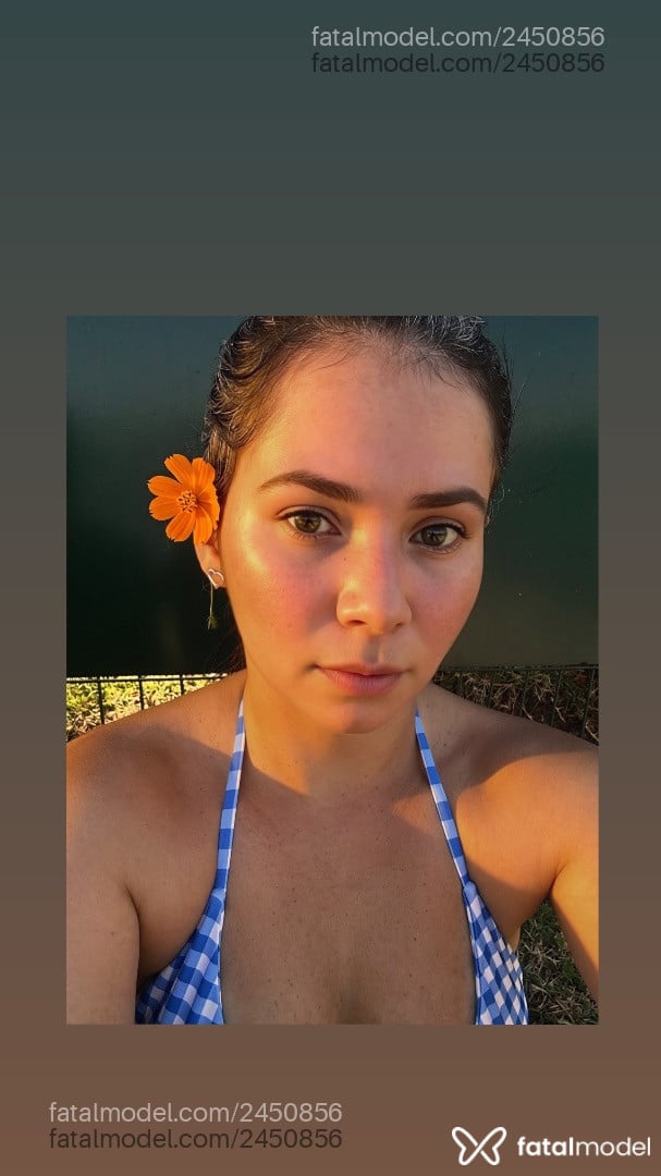 Acompanhante mulher com cabelo castanho de olhos verdes - Julia Castro