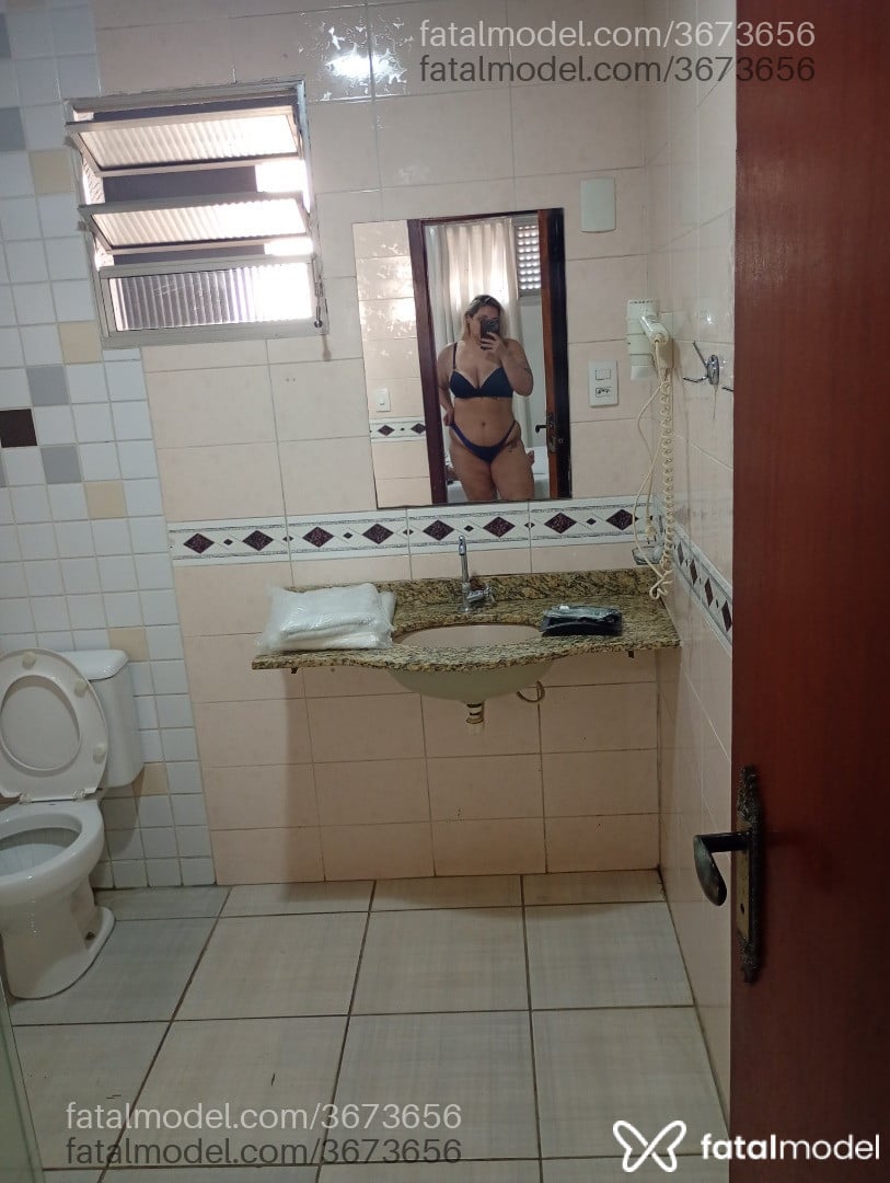 Acompanhante mulher loira (o) de olhos castanhos - Carol